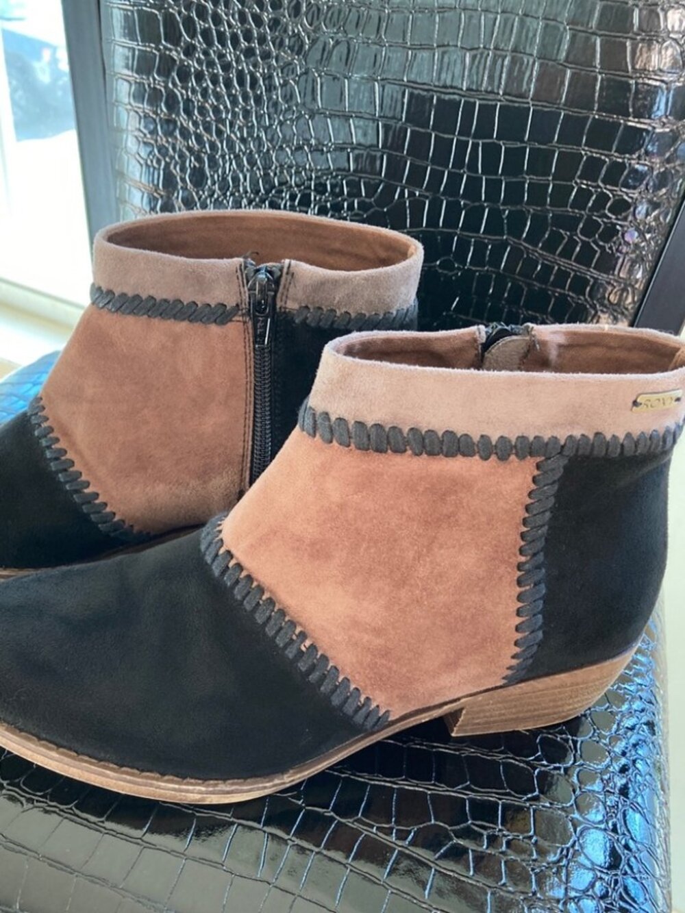 Roxy suede booties sz 8